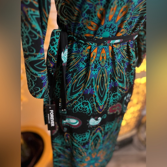 Forever wrap around dress & ceramic necklace. - Picture 5 of 10